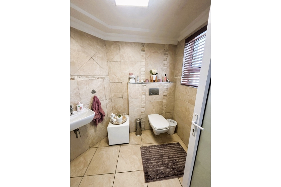 6 Bedroom Property for Sale in Perlemoenbaai Western Cape